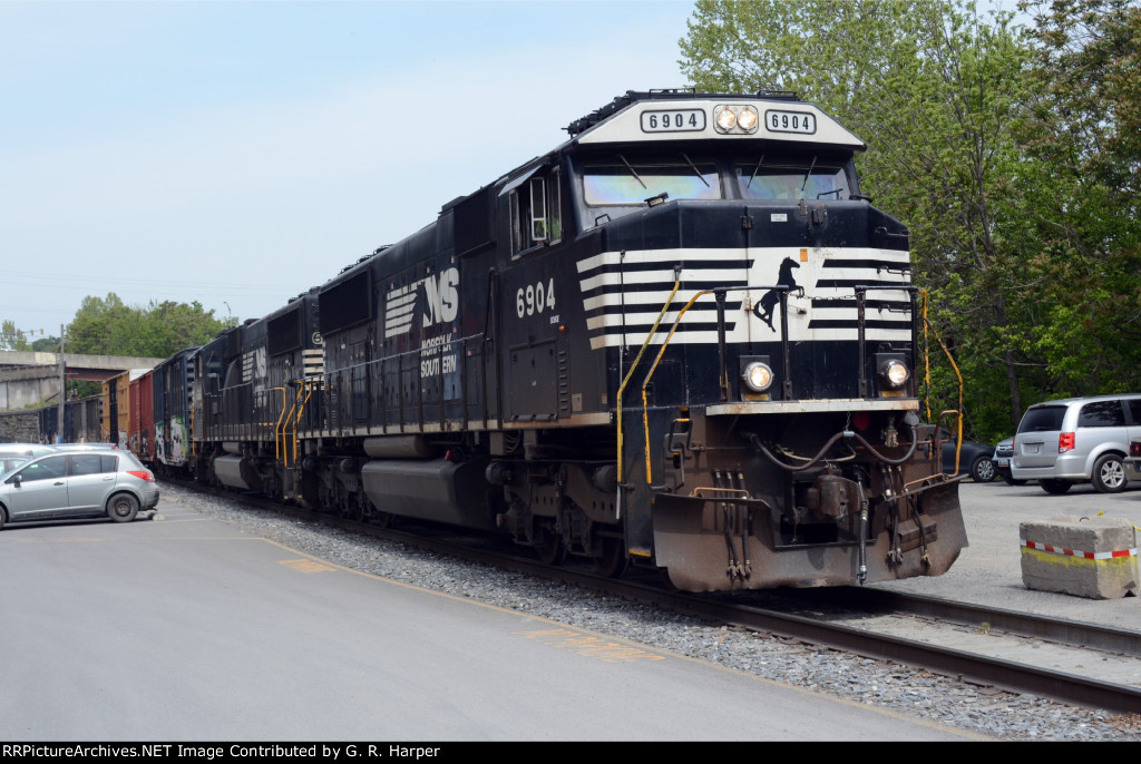 After shoving enough a shot of the engineer's side of the NS E19 yard job was possible